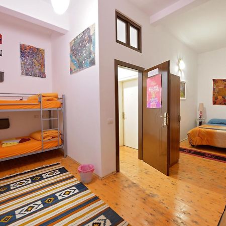Mi Casa Es Tu Casa - Shkodra Backpackers Hostel المظهر الخارجي الصورة